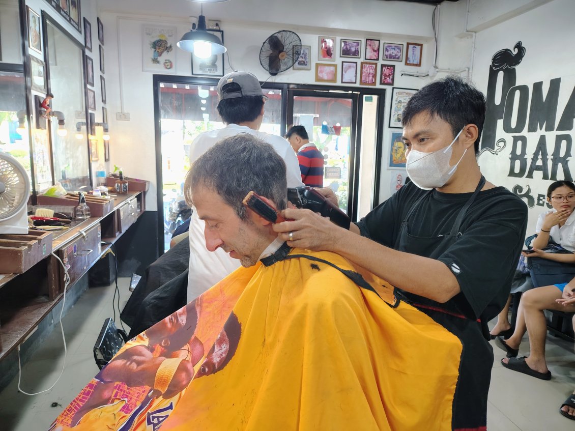 J'ai pris goût au coiffeur aux Philippines. Une deuxième et une dernière coupe avant le départ. Je reviendrai en France avec la coupe été pour les fêtes de Noël.