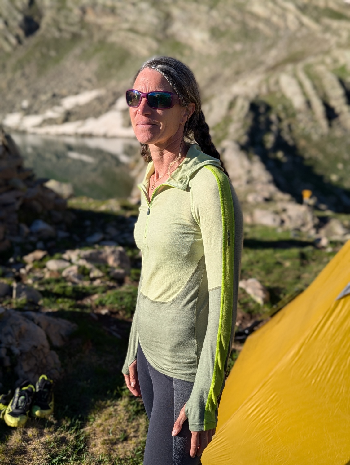 On profite des derniers rayons du soleil au bivouac. Dans quelques minutes, je remonterai le zip et mettrai la capuche :-).