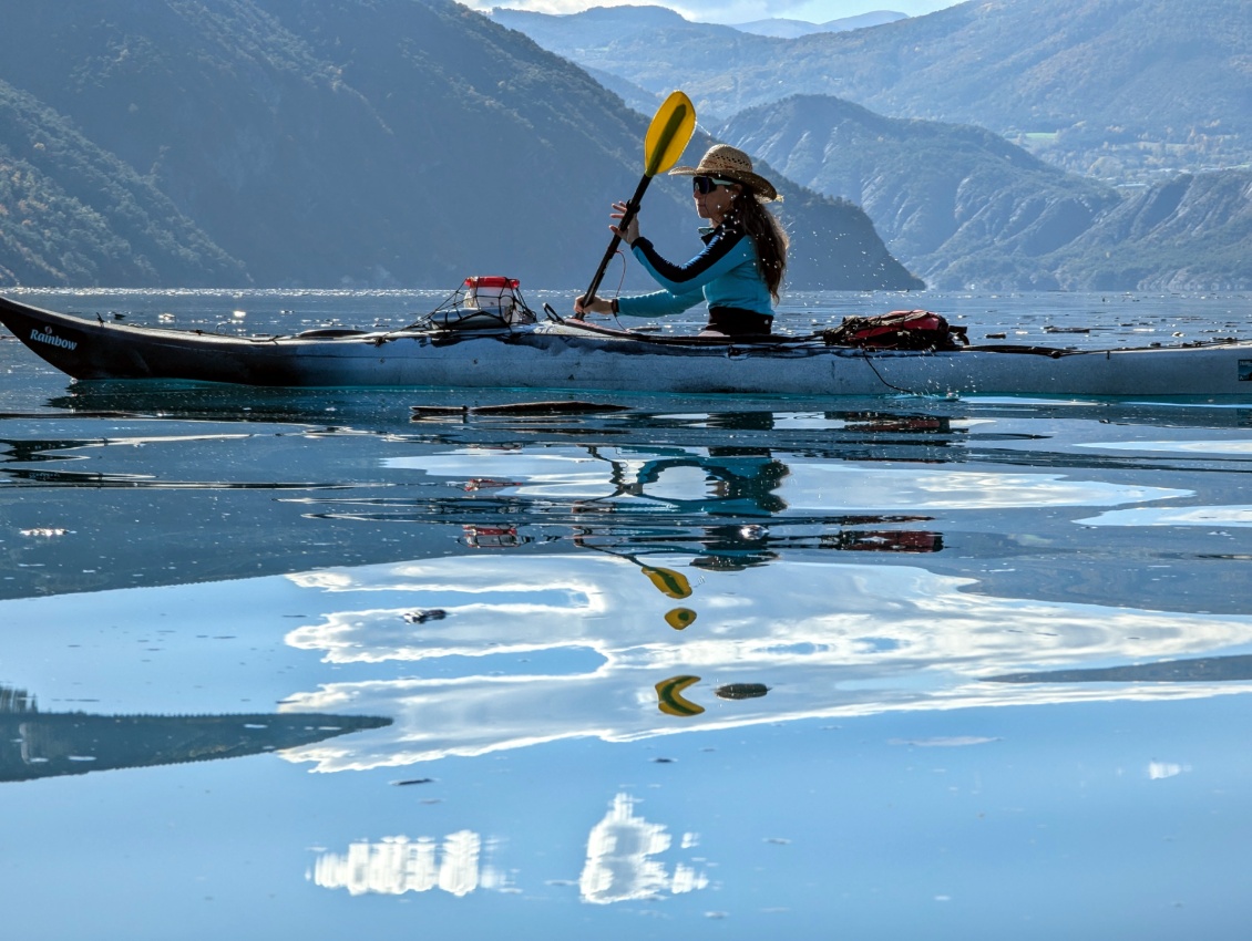 Kayak automnal sur le lac de Serre-Ponçon, pas de vent et du soleil : il fait bon !