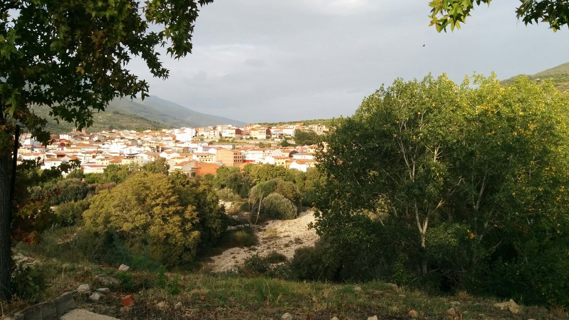 Village de la vallée de la Jerte. Urbanisme typique des villages traversés le long de l'itinéraire : plutôt dense aux murs clairs.