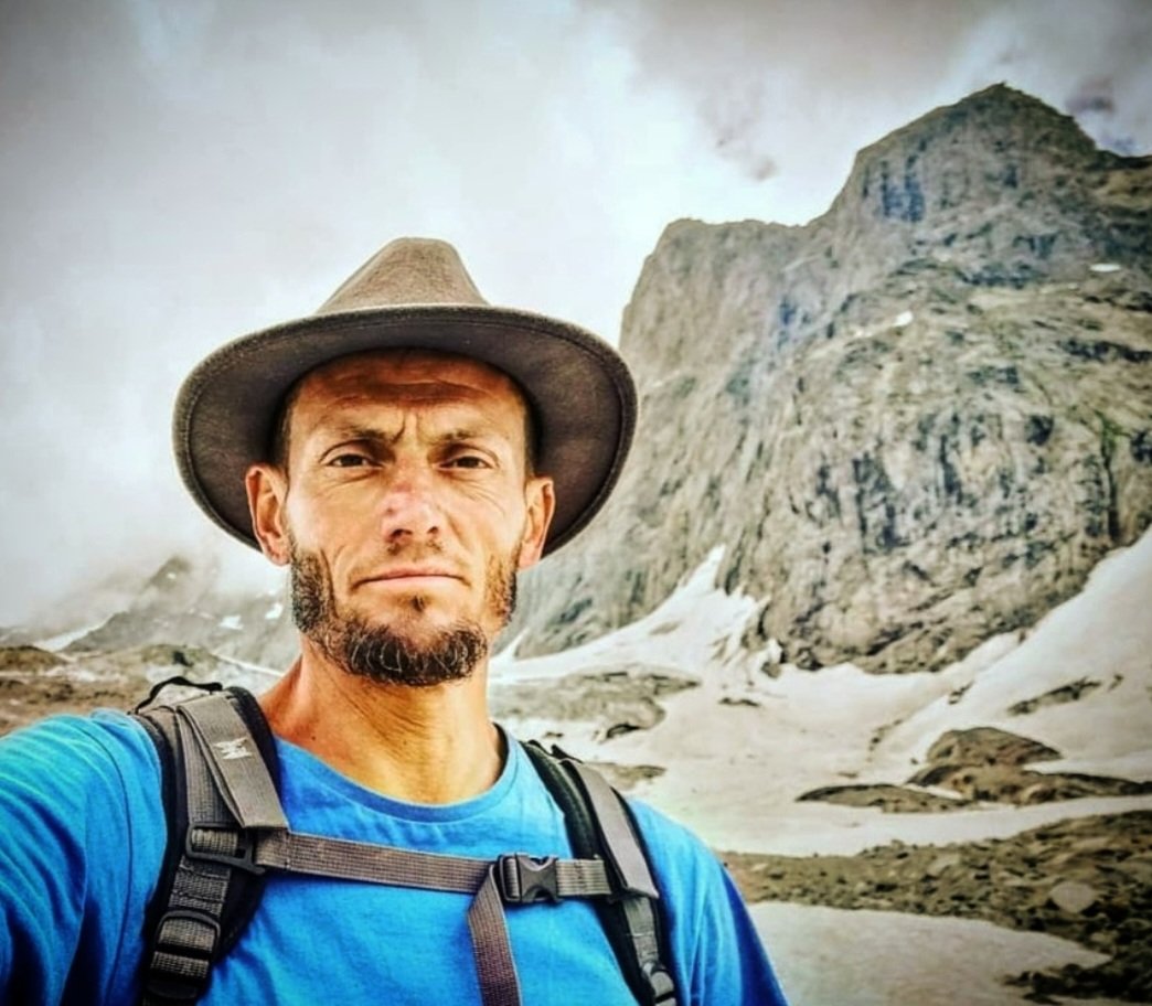 Au pied du glacier du DOLEN. Canton du Valais.