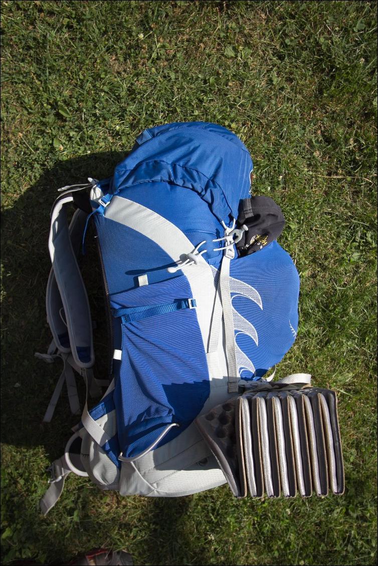 Deux sangles pour maintenir un tapis de sol ou une tente sur le bas du sac