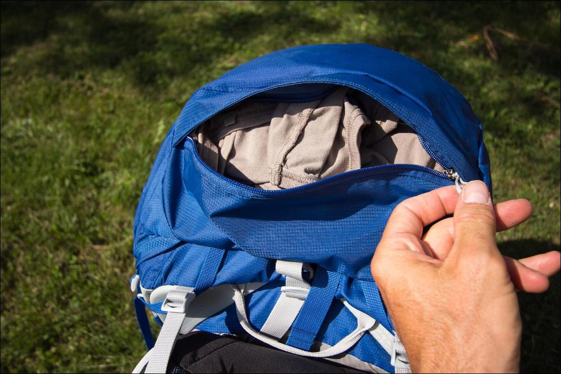 Une large ouverture sur la poche de capuche