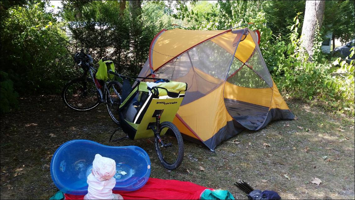 Tente gemini iv dlx en voyage à vélo en famille avec remorque single trailer