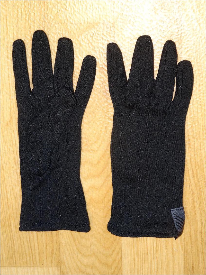 Vue des deux gants non portés