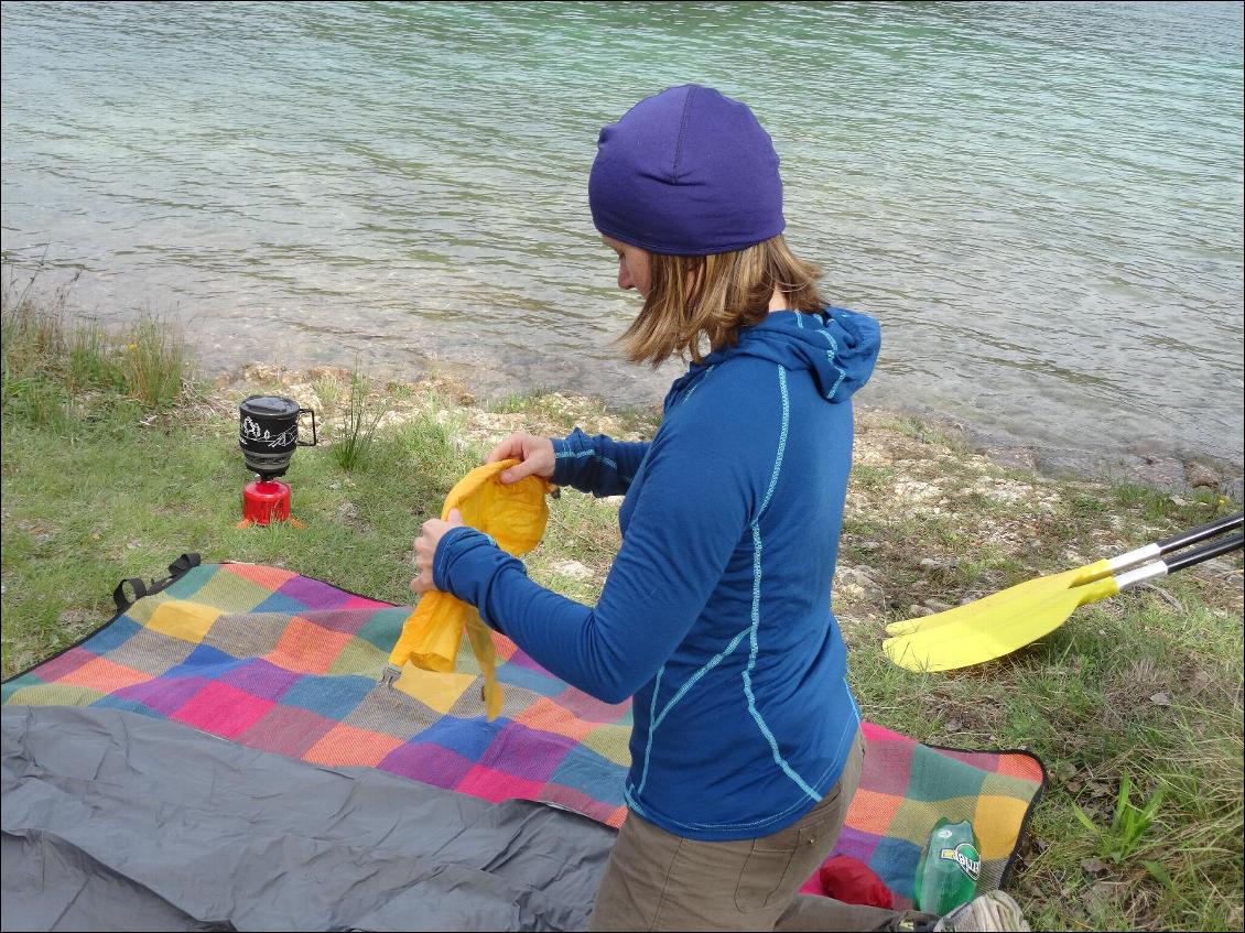 En bivouac (porté avec le Rab Meco 165 Beanie)