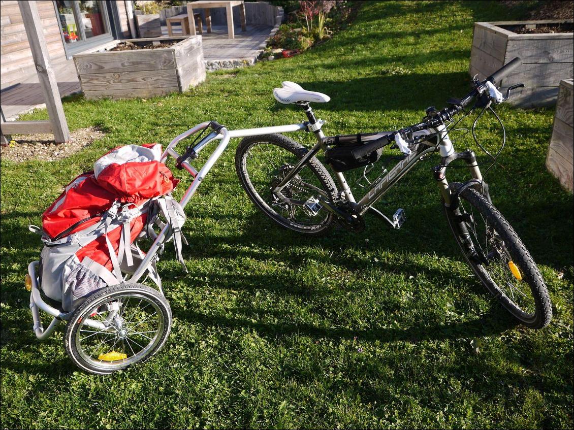 La remorque La galoppe mode vélo avec un sac de rando