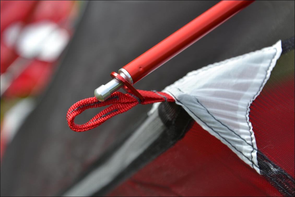 Montage facilité par le code couleur : arceau rouge avec patte d'attache rouge