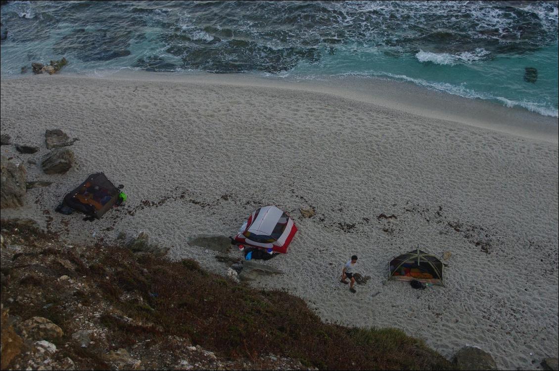 Kayak bivouac en Sardaigne, le Evolite gonflé dans la tente de droite