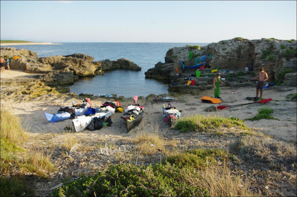 Bivouac en Sardaigne, le Evolite est en train de s'autogonfler