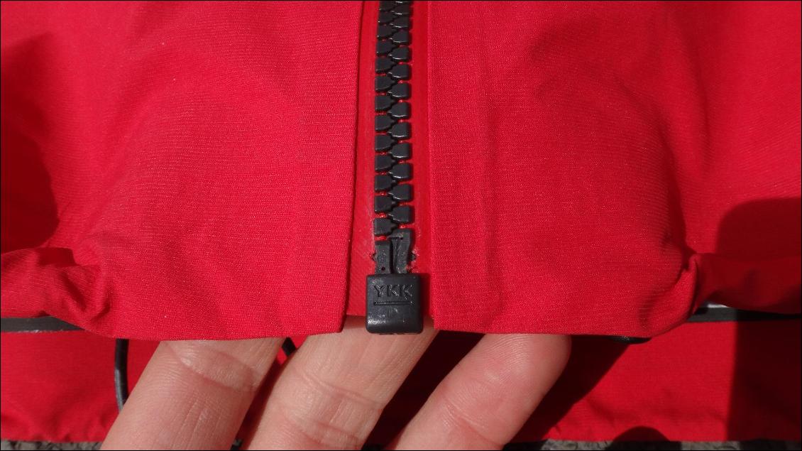 2 poches latérales pas immenses avec petit zip ykk. Une petite poche pectorale externe avec petit zip ykk étanche. Une autre petite poche pectorale interne de l'autre côté, zip ykk