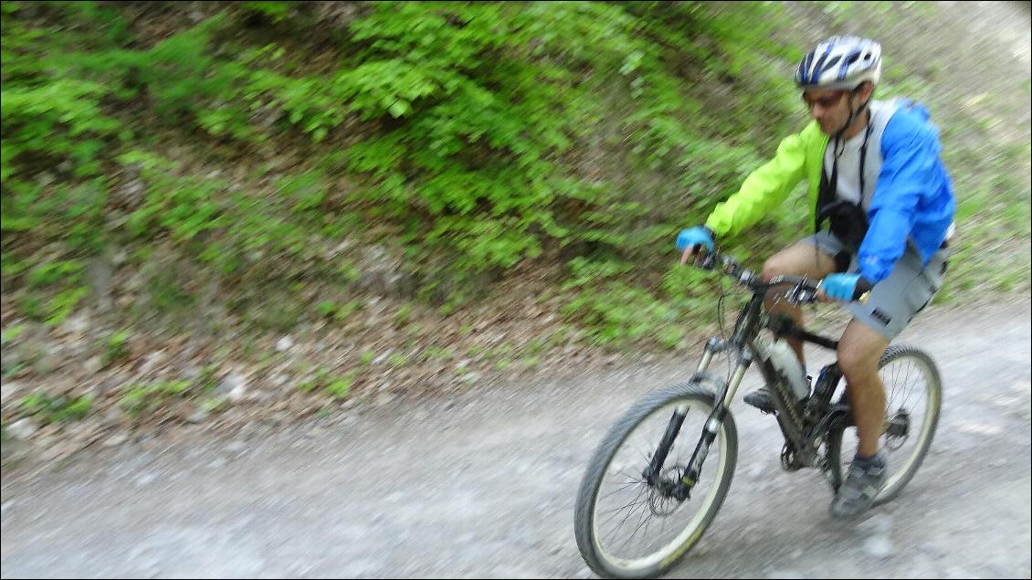 Lors des tests pour Carnets d'Aventures n°40, mesure de l'humidité et la température, une veste par bras