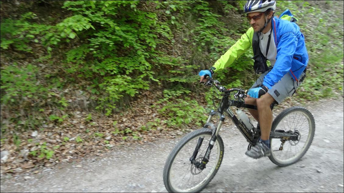 Lors des tests pour Carnets d'Aventures n°40, mesure de l'humidité et la température, une veste par bras