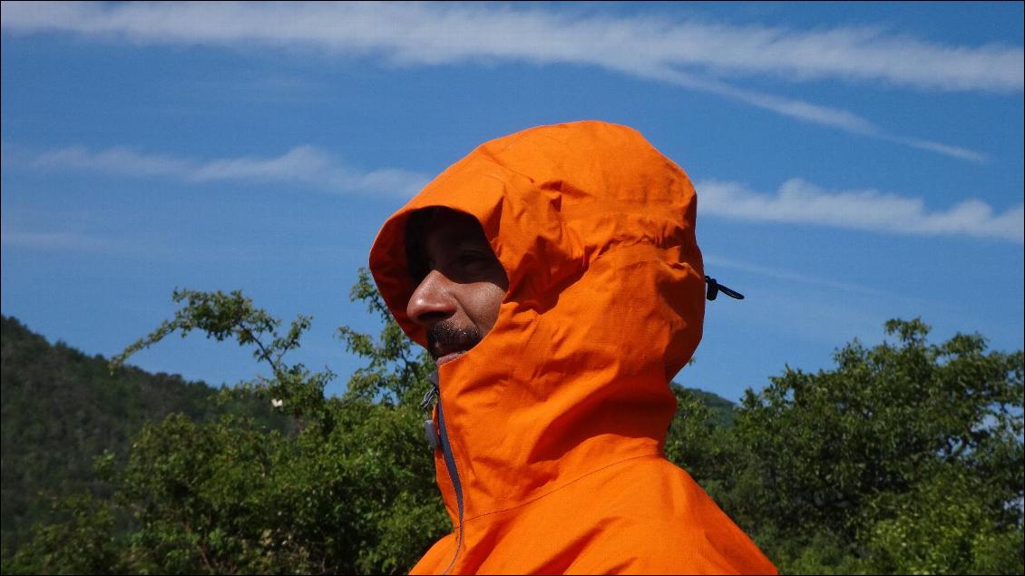 Capuche avec visière, tour de tête et de visage réglables