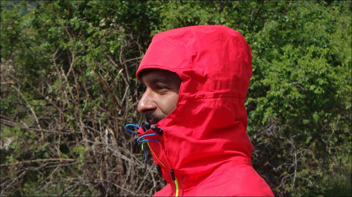 Capuche avec visière, tour de tête et de visage réglables