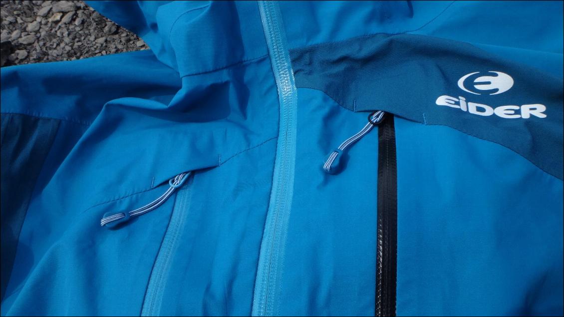 Zip principal et zips des 2 vastes poches de poitrine, tous zip YKK étanches