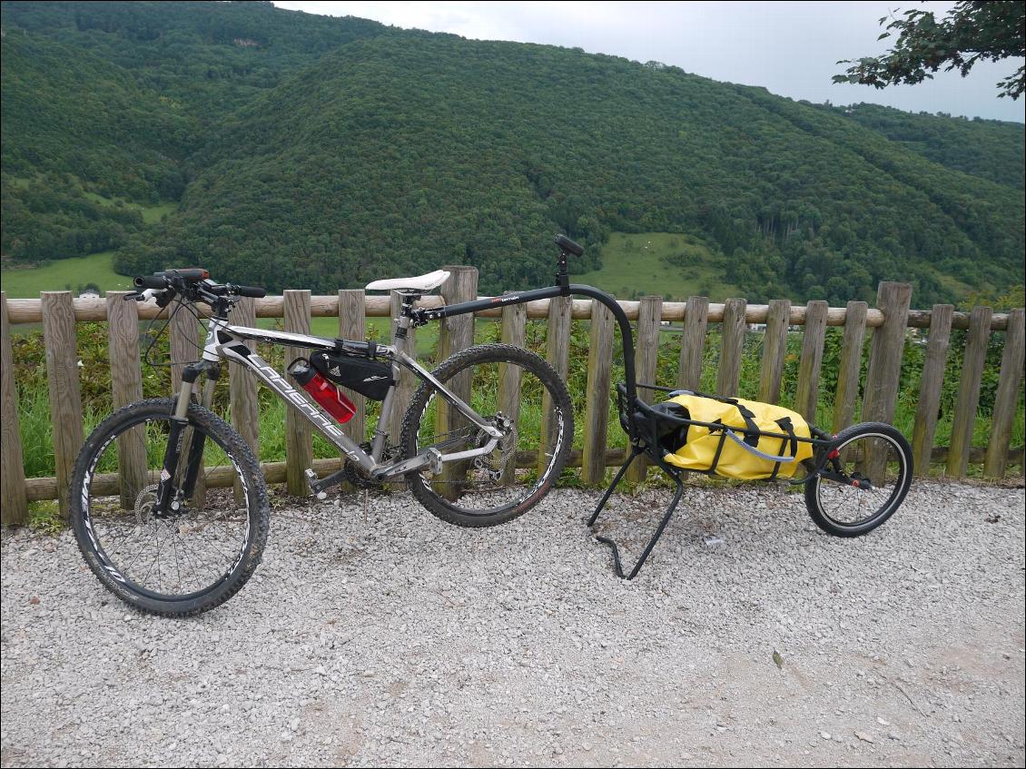 La béquille porte remorque + vélo