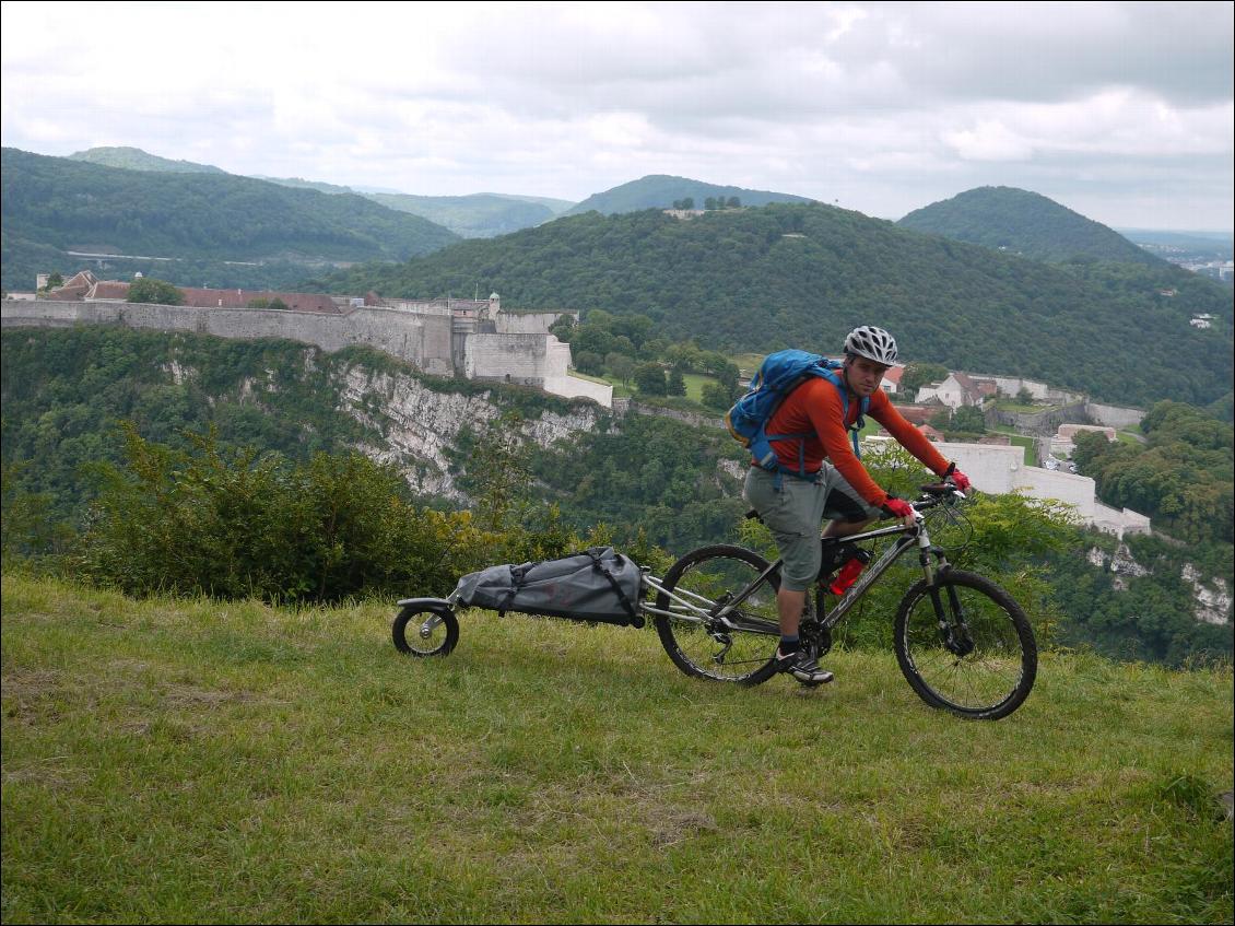 Sur le VTT devant la citadelle de Besançon