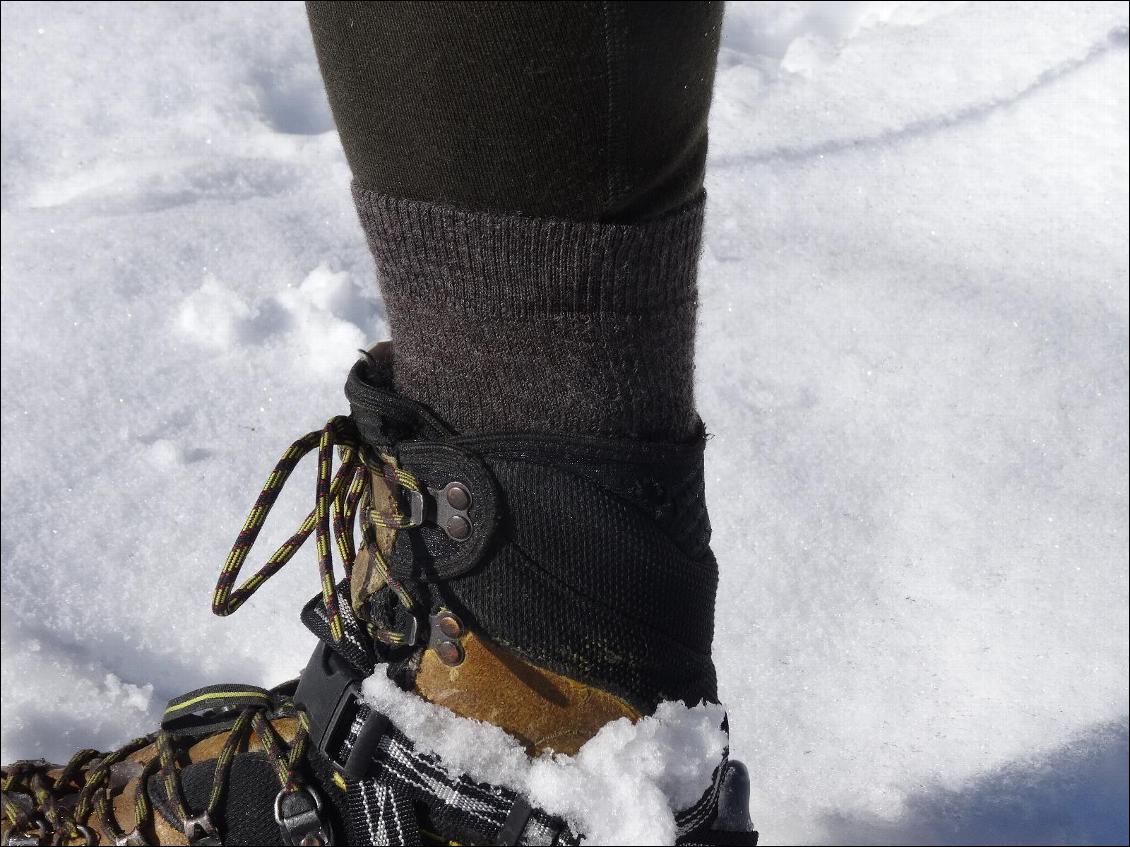 Chaussettes Homme (Taille L) portées avec des chaussures montantes d'alpinisme