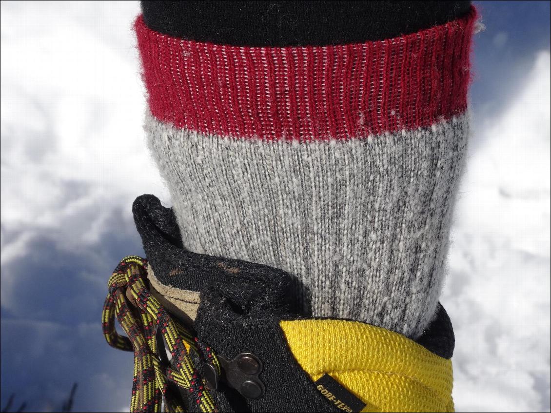 Chaussette Femme portée avec des chaussures montantes d'alpinisme