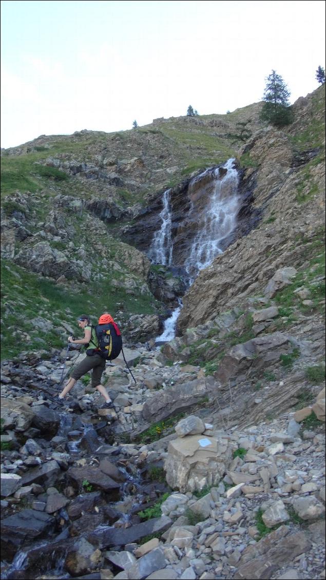 Le Sirocco visible sur le sac lors d'une marche d'approche en montagne