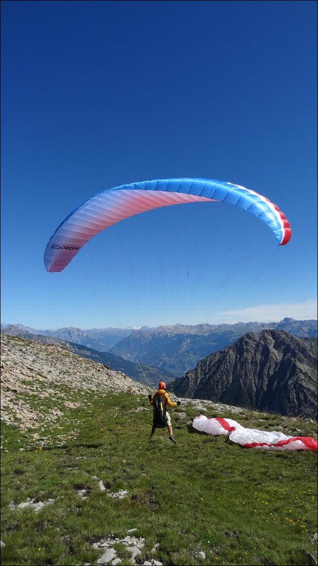 Le Sirocco utilisé en parapente vol rando (rando pour monter au décollage : matériel léger bienvenu !)