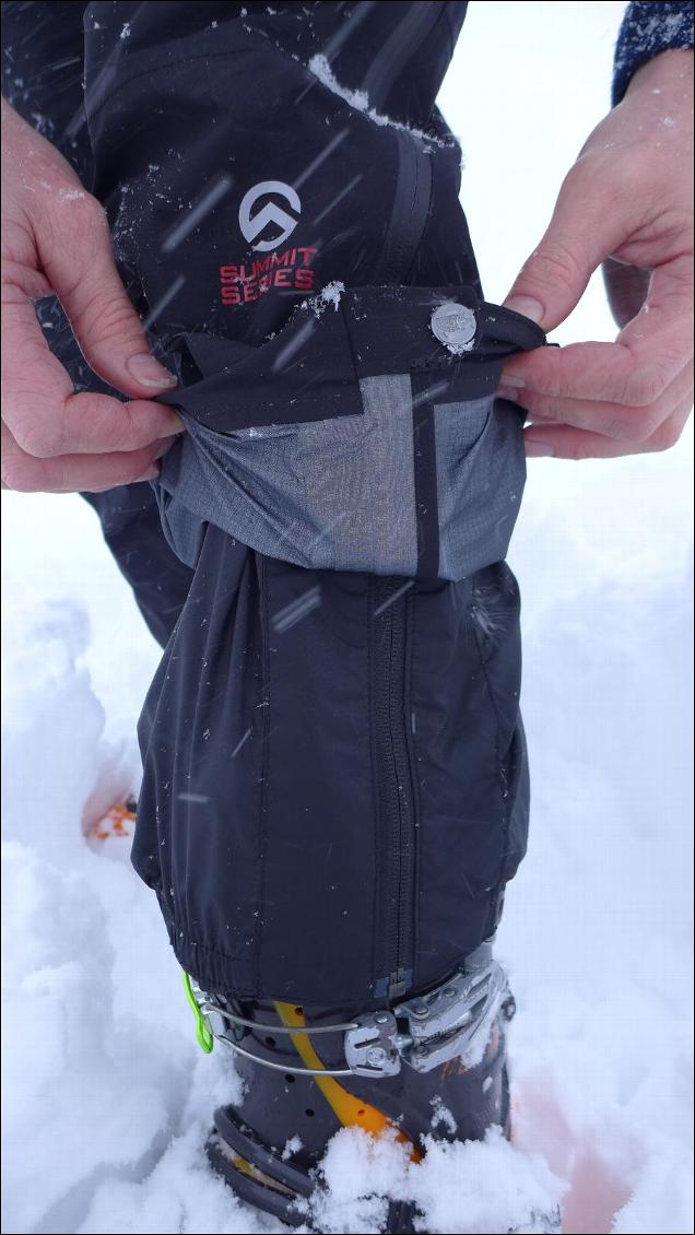 guêtres intégrées plutôt fonctionnelles, d'une hauteur d'env. 20 cm, qui s'ouvrent par un zip, élastiques à leur base, solidement cousues et offrant un bon compromis poids / robustesse