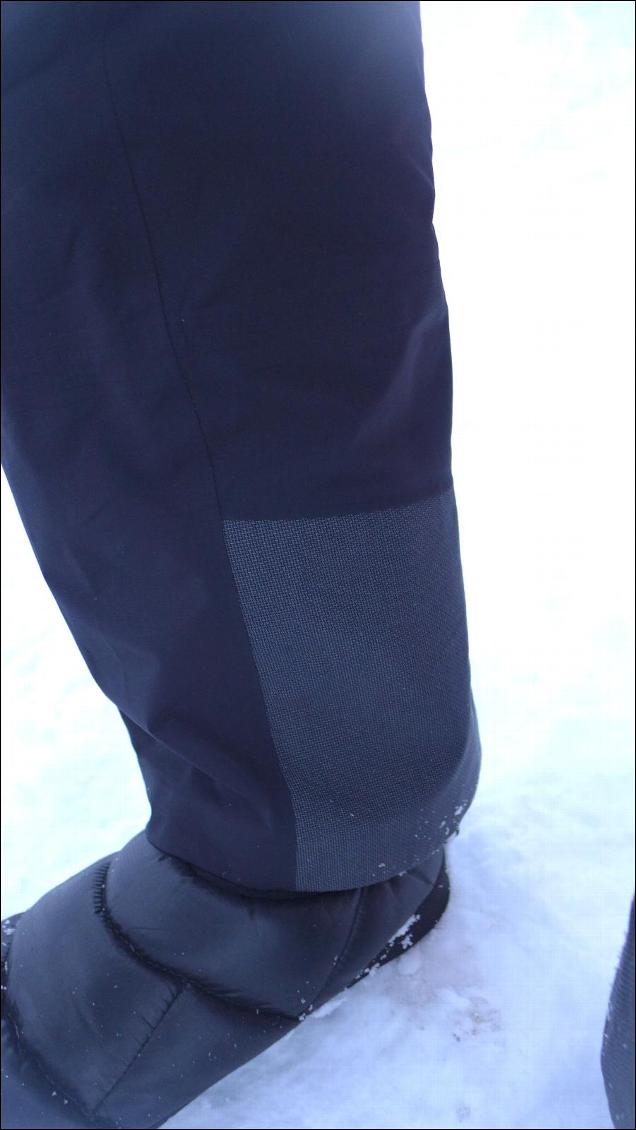 renforts en kevlar au niveau de l'intérieur des chevilles, en guise de protection contre les coups de carres ou de crampons.