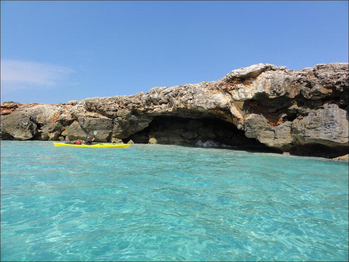 Changement d'ambiance au sud de l'île : eaux turquoise et des grottes par dizaines entre deux criques