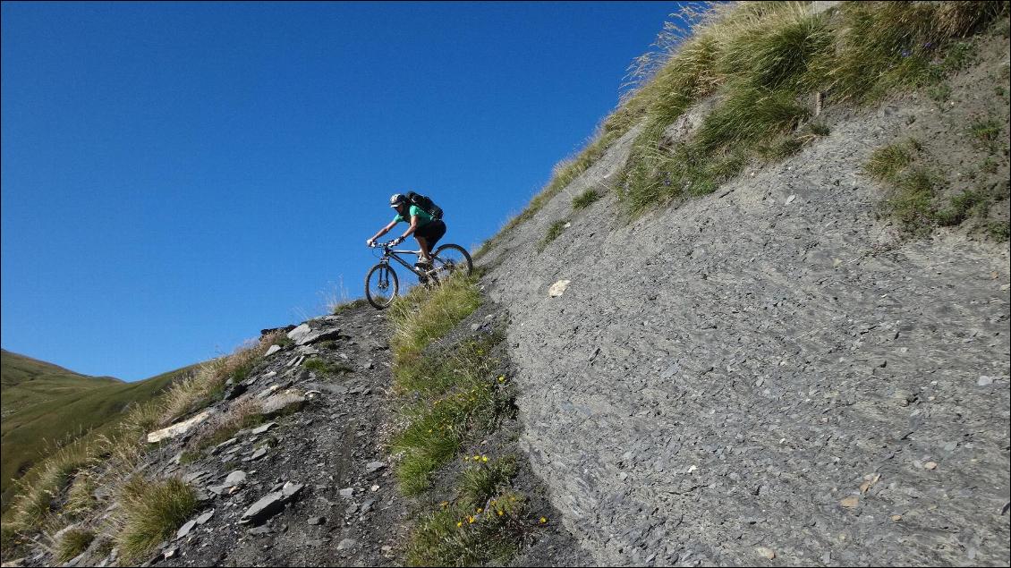 Joli single-track pour descendre du col des Prés Nouveaux direction l'Oisans