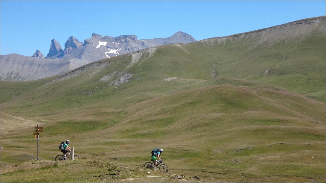 Plateau d'Emparis, col St Georges, on profite de la vue sur les aiguilles d'Arves avant de contempler celle sur les Ecrins !