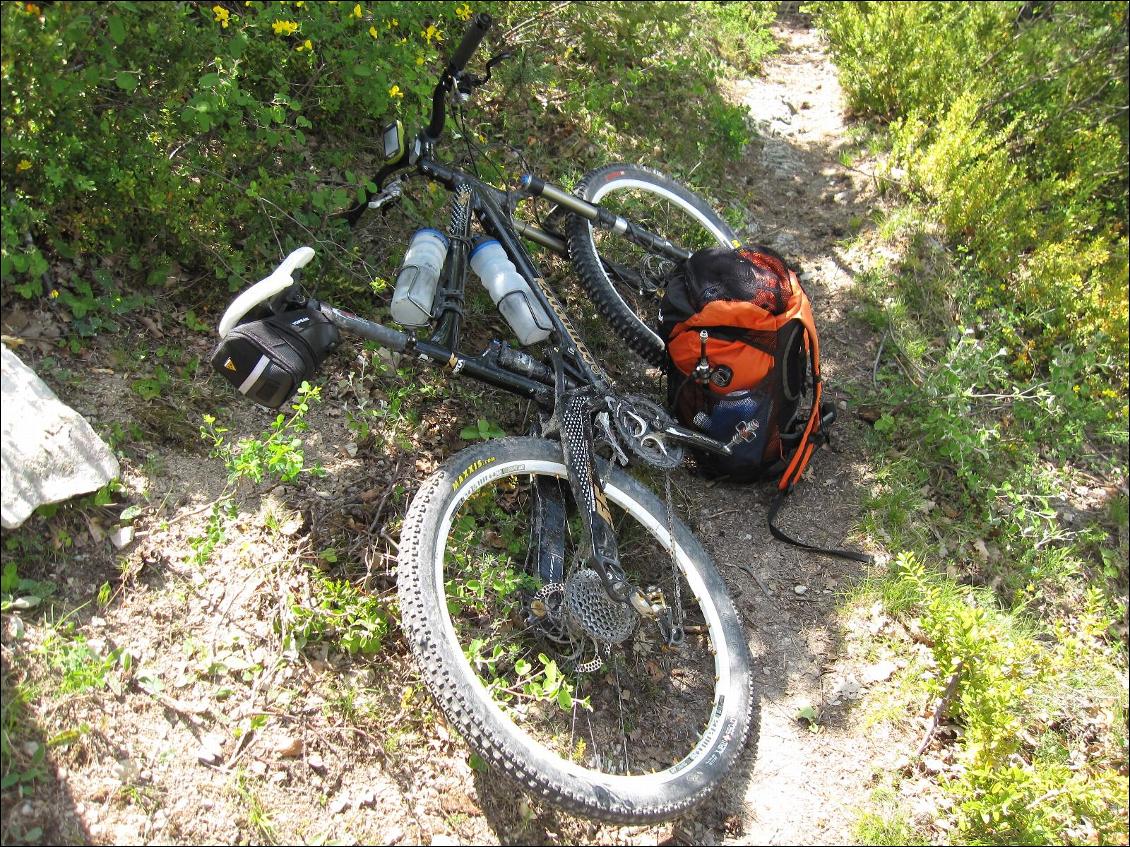 J'ai mis 2 porte-bidons sur mon vélo pour une plus grande autonomie en eau. Le porte bidon du haut est fixé avec des colliers rislan, la gourde est en plus maintenue par un anneau élastique