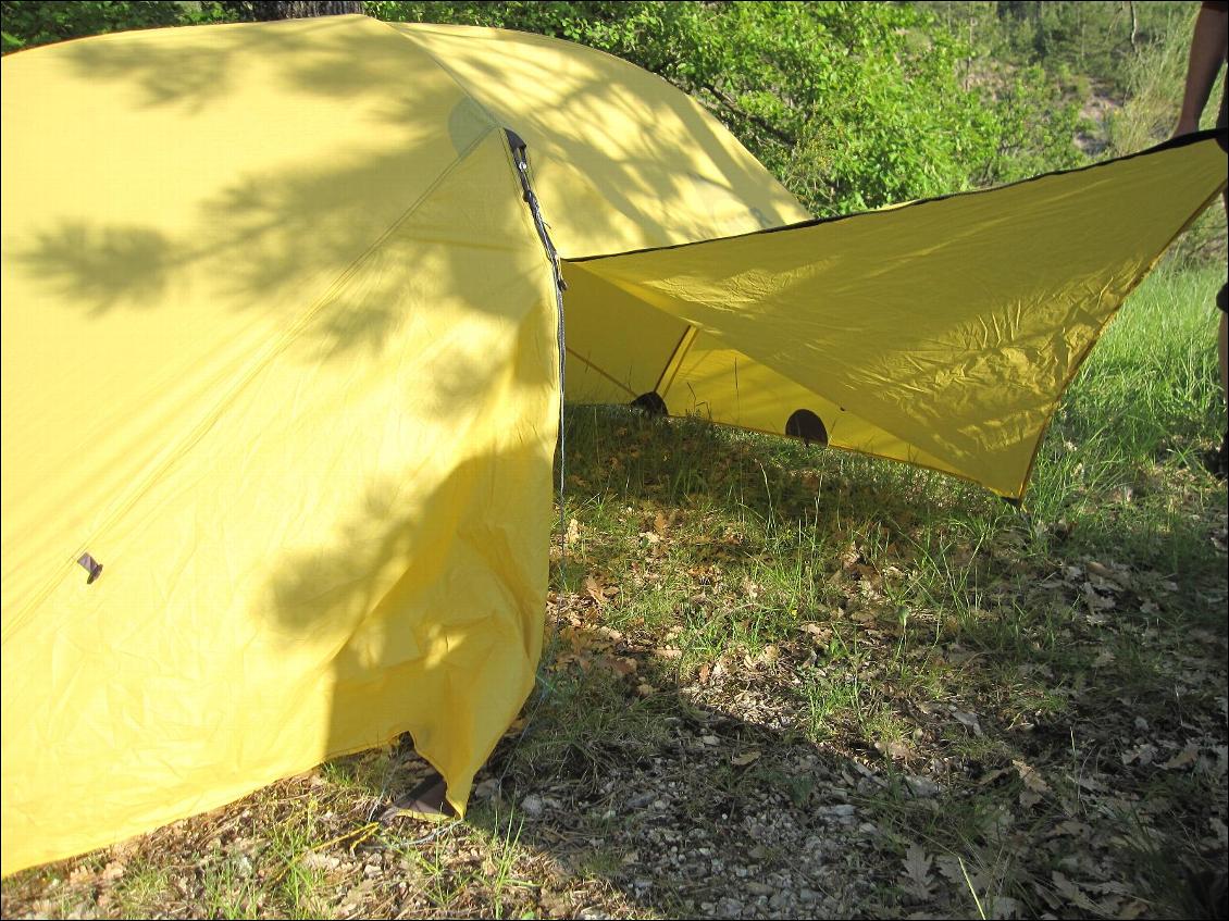 La tente en mode tarp (pas de tente intérieure) le gain de poids est très important