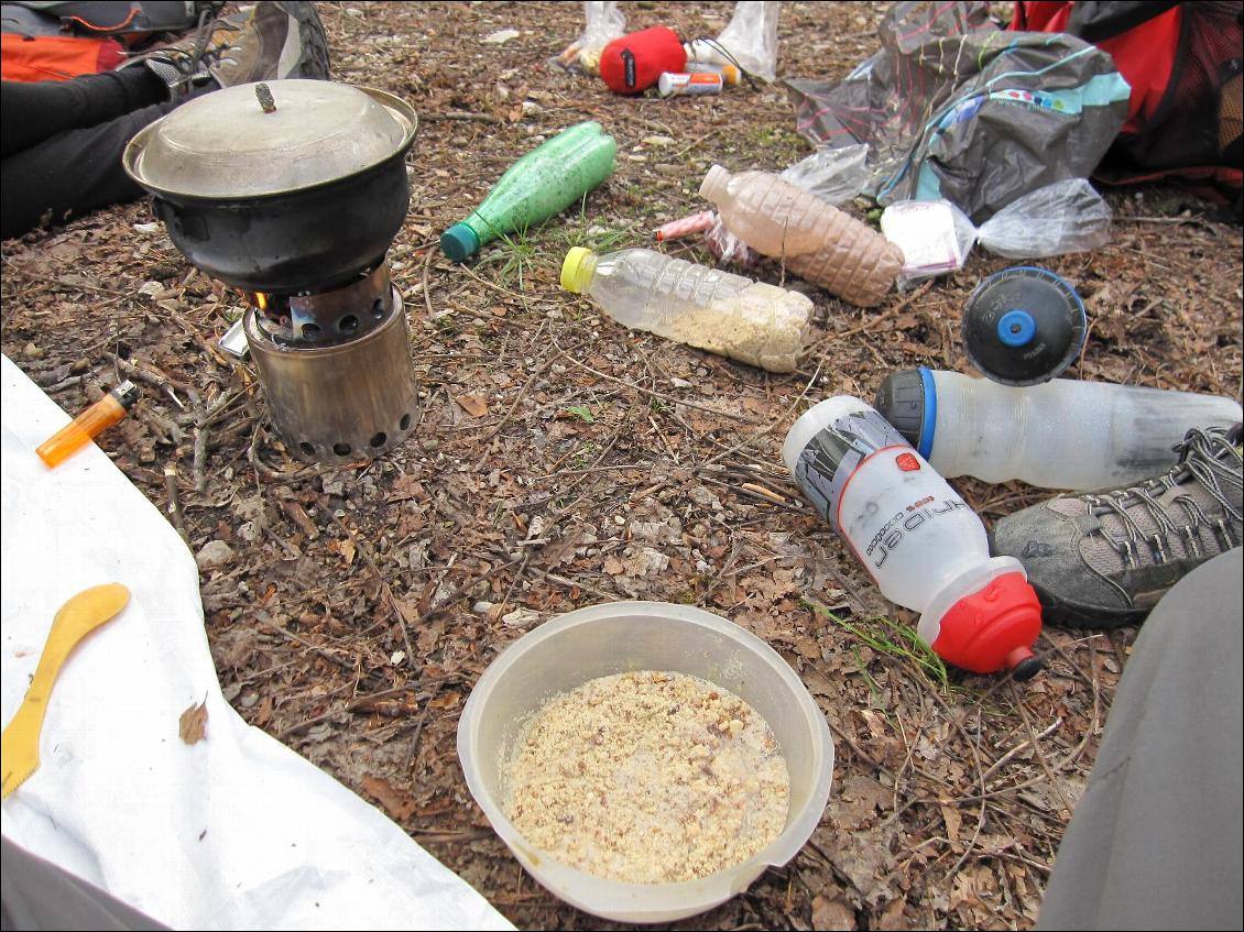 La nourriture est aussi un élément clé. Nous mettons la nourriture sèche (pâtes, semoule, céréales mixées...) dans des bouteilles d'eau vides (très résistant, léger et étanche). Le réchaud à bois permet aussi de gagner beaucoup de poids.