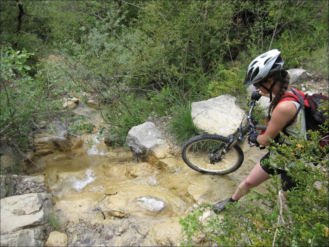 Le vélo nu permet de franchir facilement les obstacles. Porter le vélo n'est pas difficile.