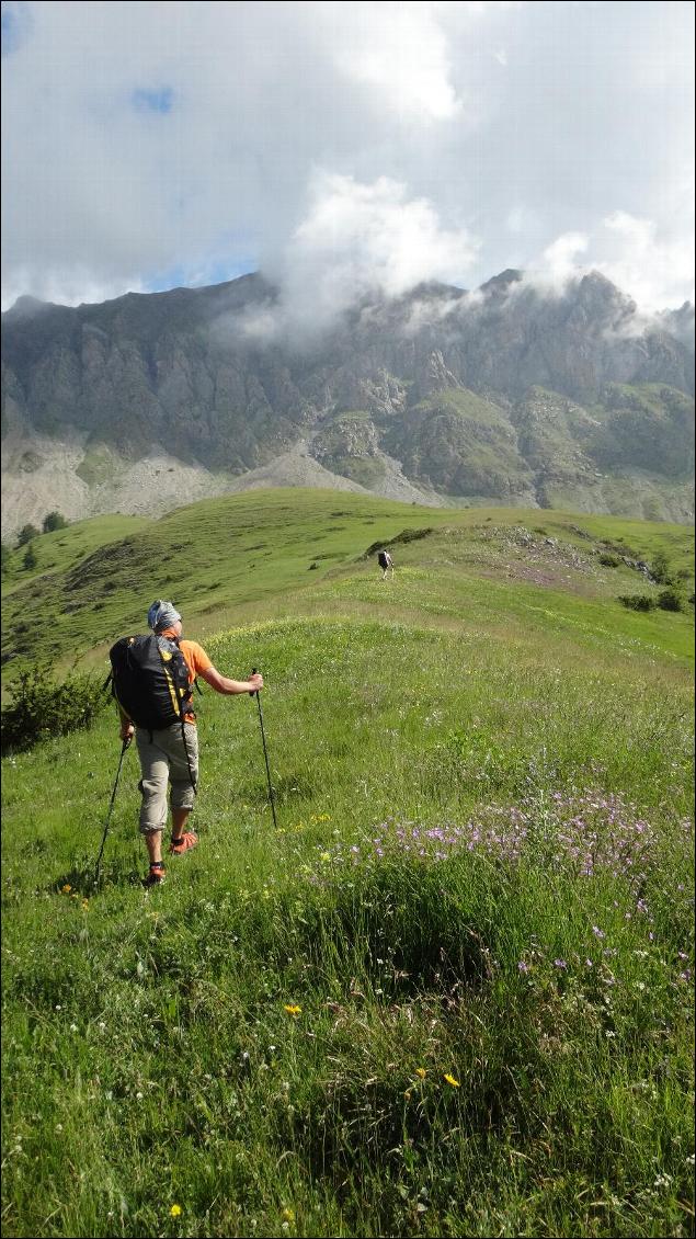 Sandales outdoor Keen en randonnée + vol en parapente en montagne