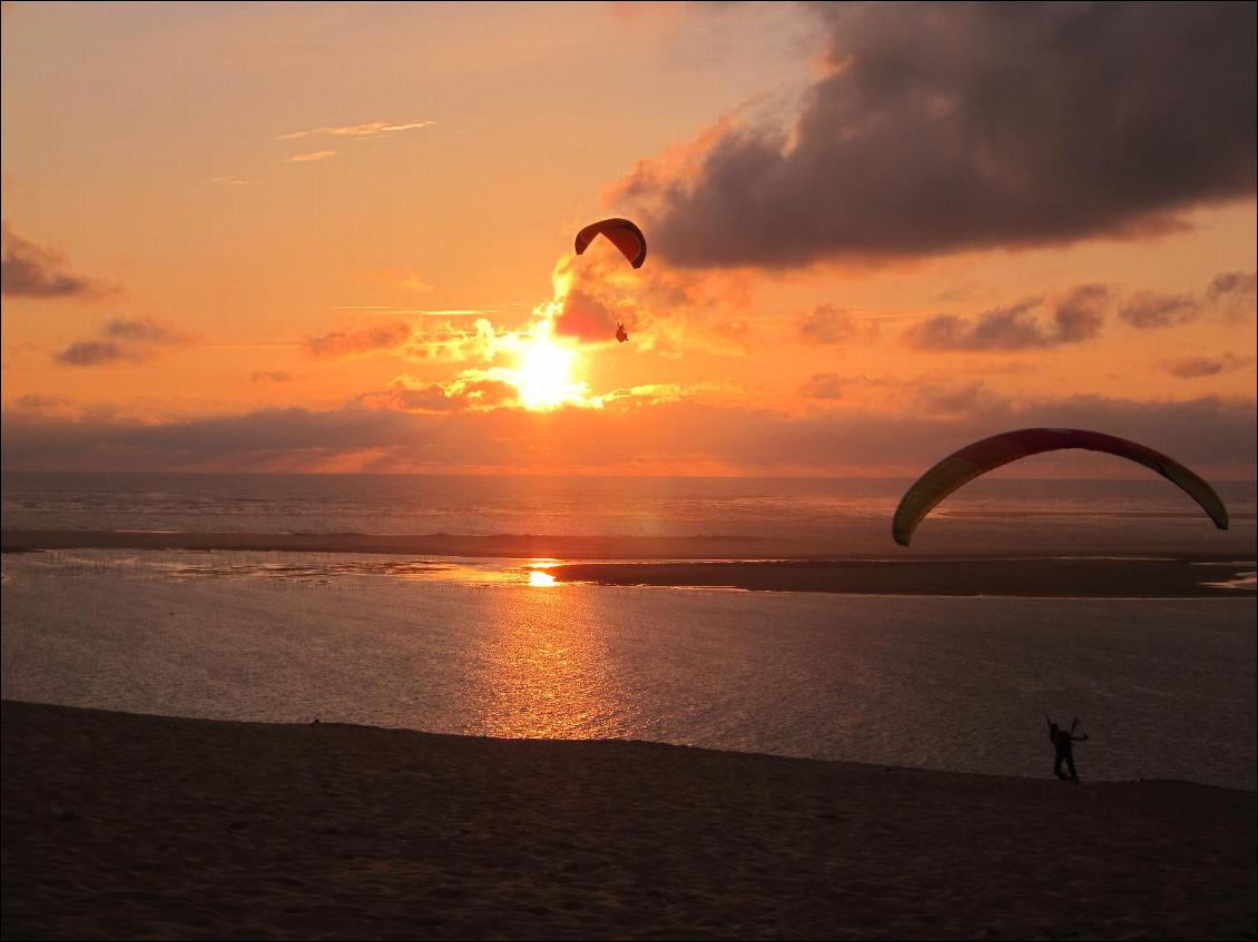 Parapente et jeux dans le sable à la dune de Pyla, vive les sandales ouvertes avec bon maintien et bon confort