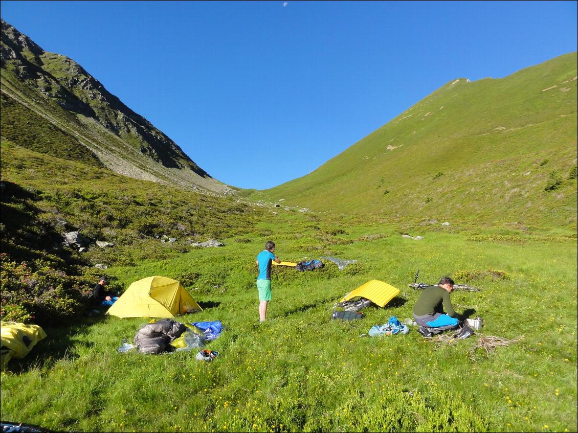 Le matelas Nemo Astro Air Lite sèche le matin au bivouac (Haute Savoie)