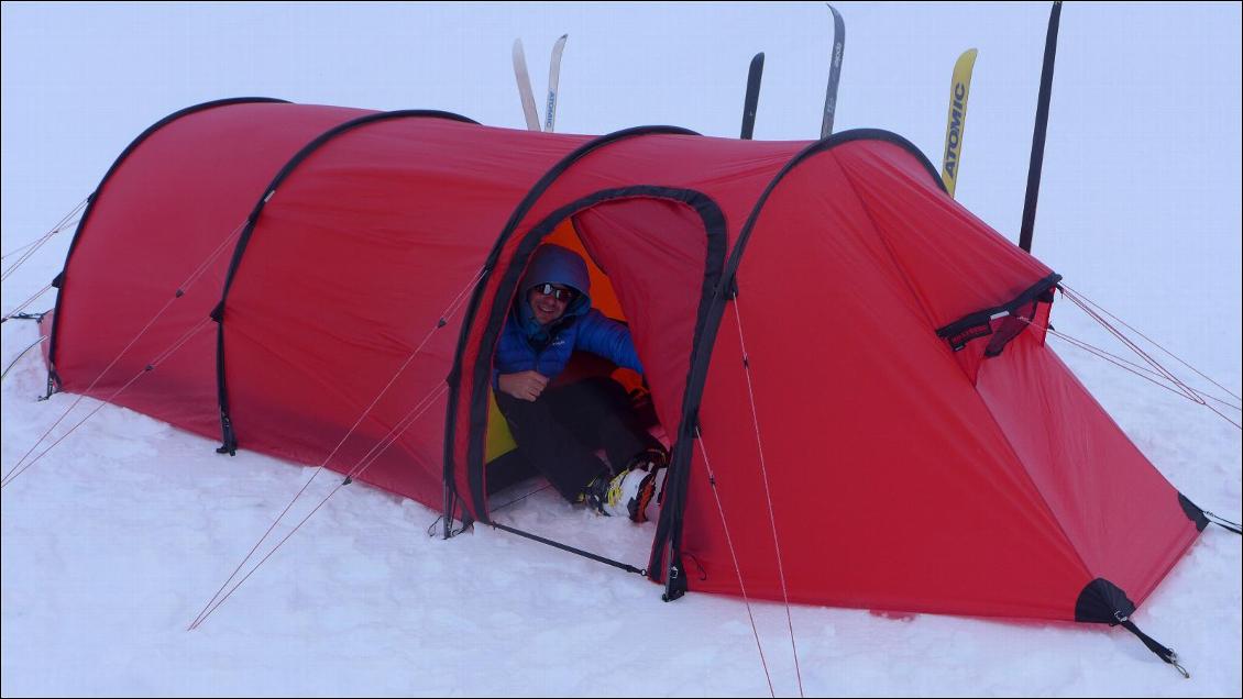 Par mauvais temps, une abside principale spatieuse permet de rentrer 'en 2 étapes' dans la tente intérieure.