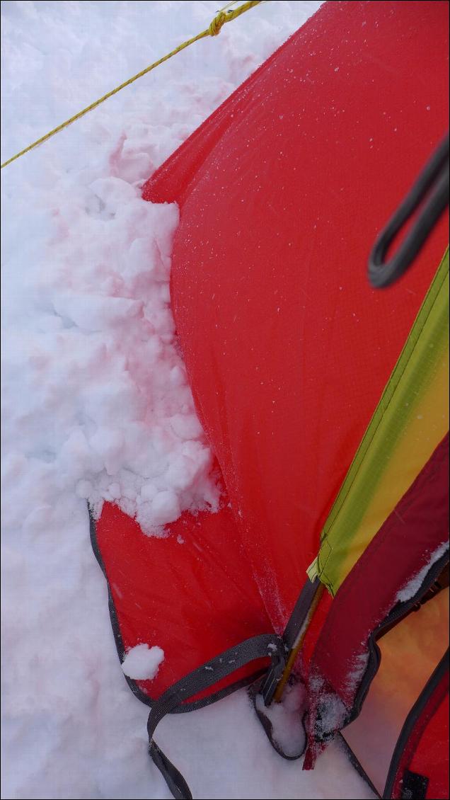 'Toile à pourrir' sur tout le pourtour de la tente, profondeur de 20 cm.