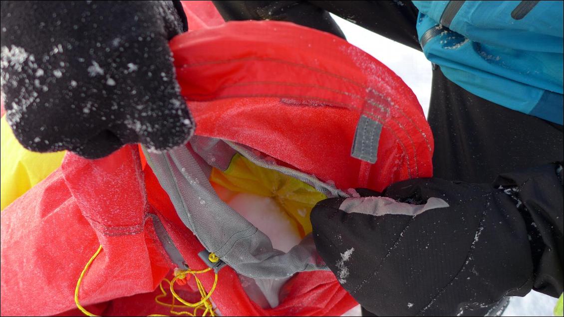 Accumulation 'inopinée' de neige dans le manchon en moustiquaire d'une fenêtre d'aération.