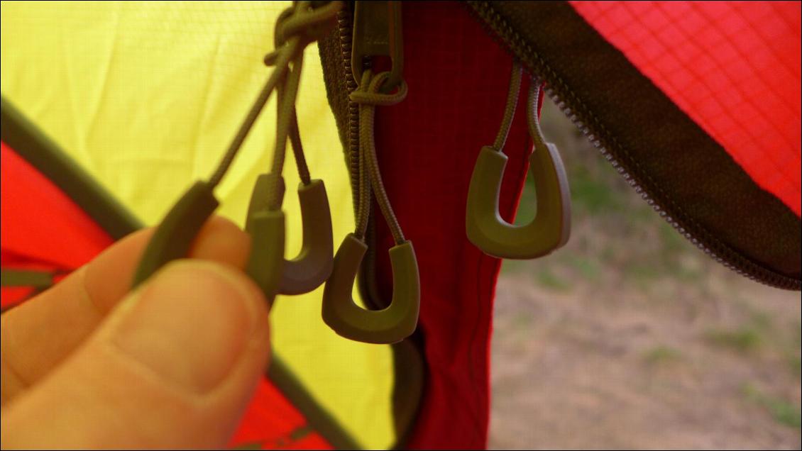 Gros curseurs de zips sur la porte d'entrée...