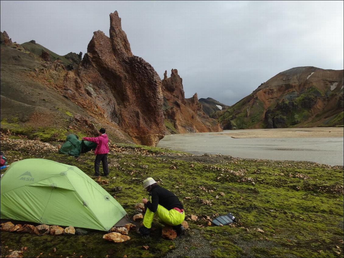 Bivouac dans le mauvais temps, on s'est fait arraché la tente par une bourrasque lors du montage