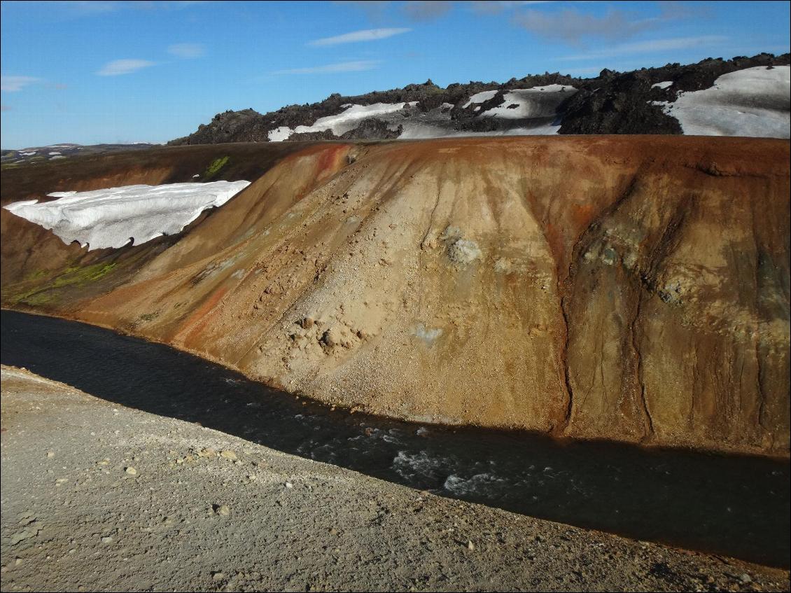 Belle rivière à proximité de hot spots et coulée de lave