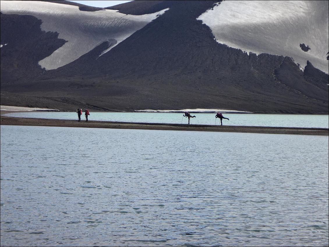 Une langue de terre traverse le lac