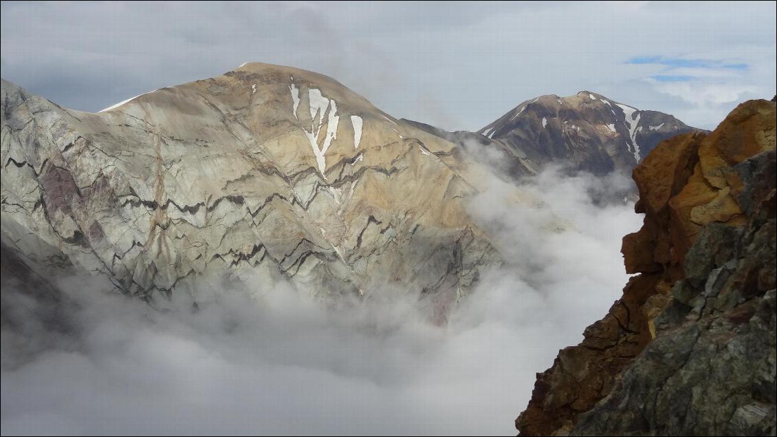 Les montagnes de rhyolite colorée, magnifique ! Au-dessus de la Kjos. Il faut les voir en vrai !