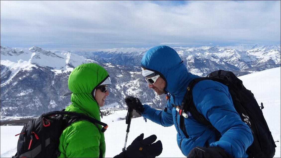 La capuche des modèles Thermik light (en vert) et Thermik light réversible (bleu) est assez ample pour permettre le port d'un casque (ici des casques de ski, très proches de casques de parapente)