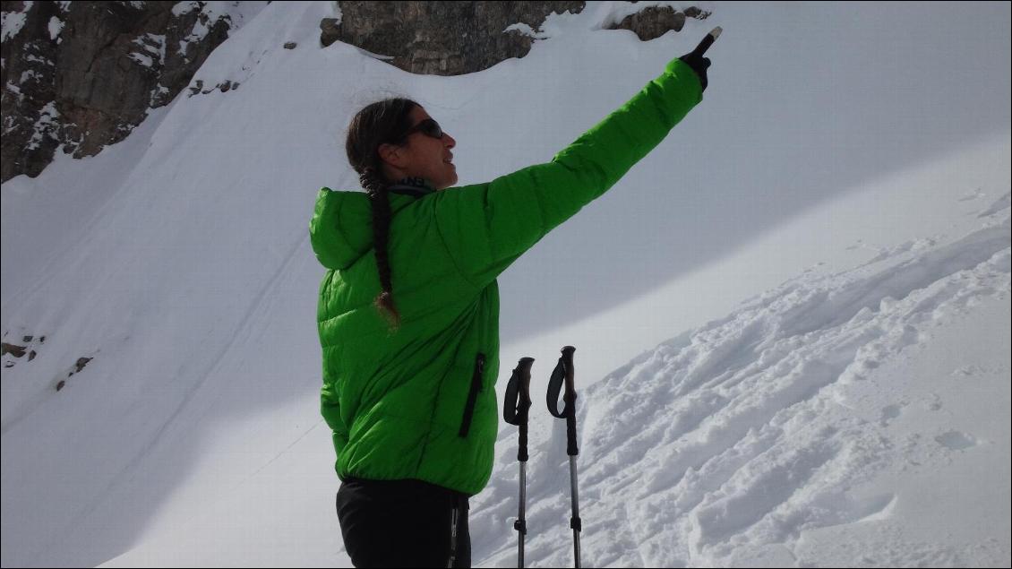 Ski de rando hivernal : on apprécie la chaleur pendant qu'on enlève les peaux en haut du couloir