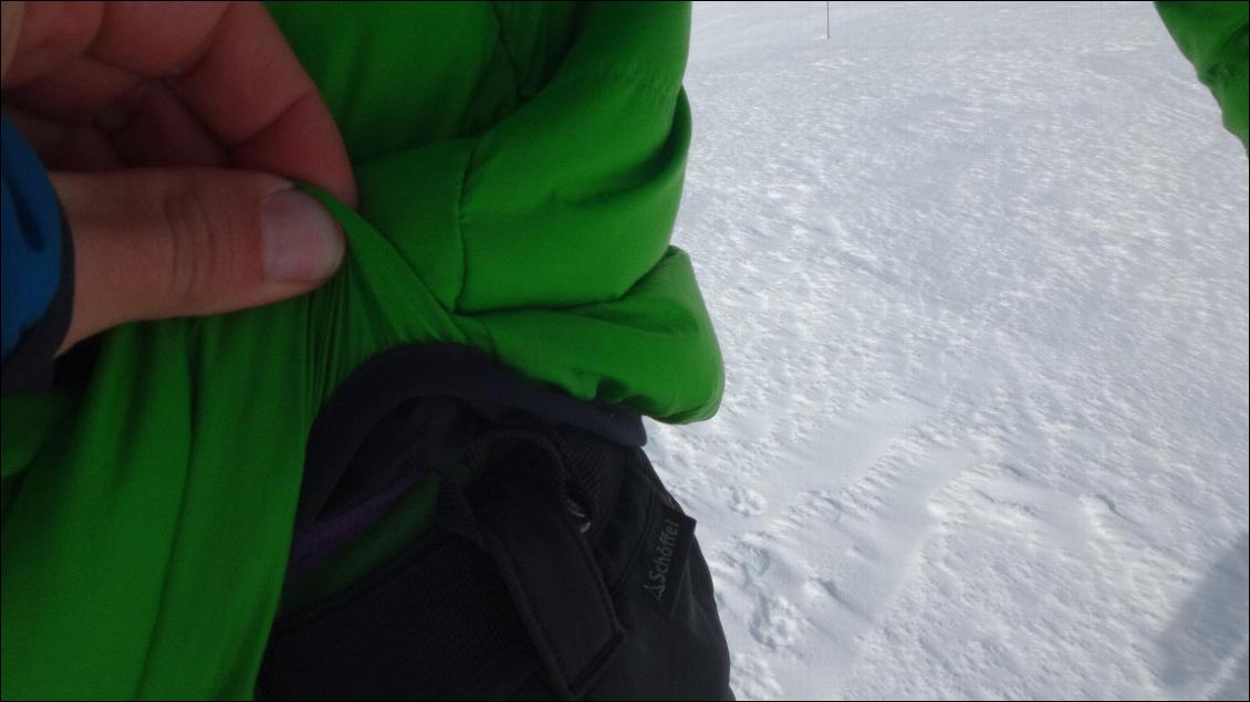 Un attache-pantalon de chaque côté de la taille pour éviter que la doudoune ne remonte