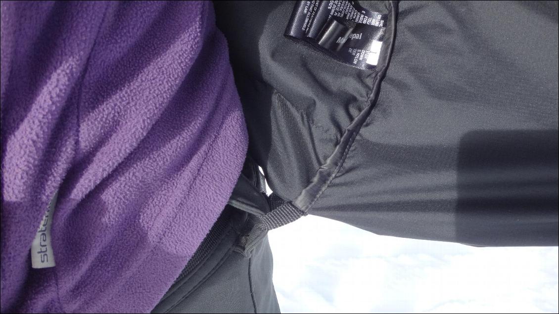 Un attache-pantalon de chaque côté de la taille pour éviter que la doudoune ne remonte